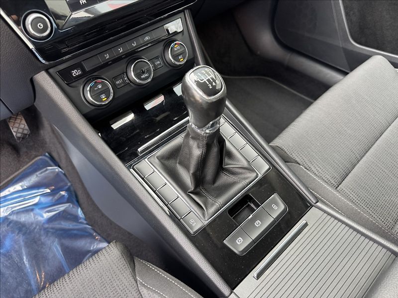Škoda Superb 1,6 TDI Navi TZ park. kamera - fotka 35 z 50