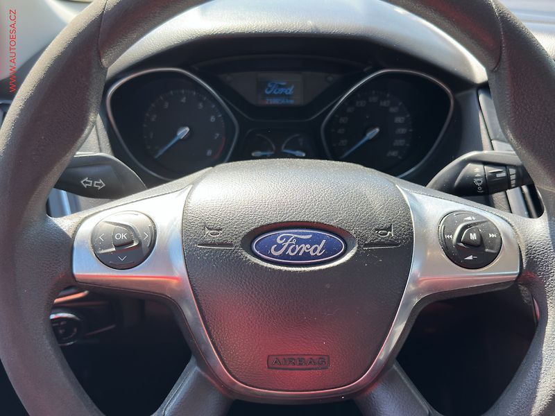 Ford Focus (2011) 1.6i, AC, park.asist - fotka 12 z 17