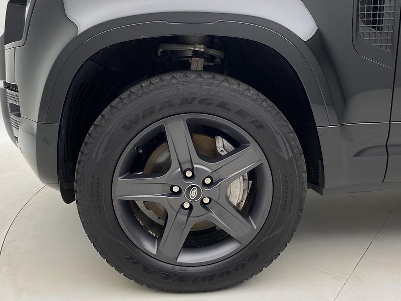 Land Rover Defender 110 D300 X-DYNAMIC SE AWD AUT  - fotka 32 z 46