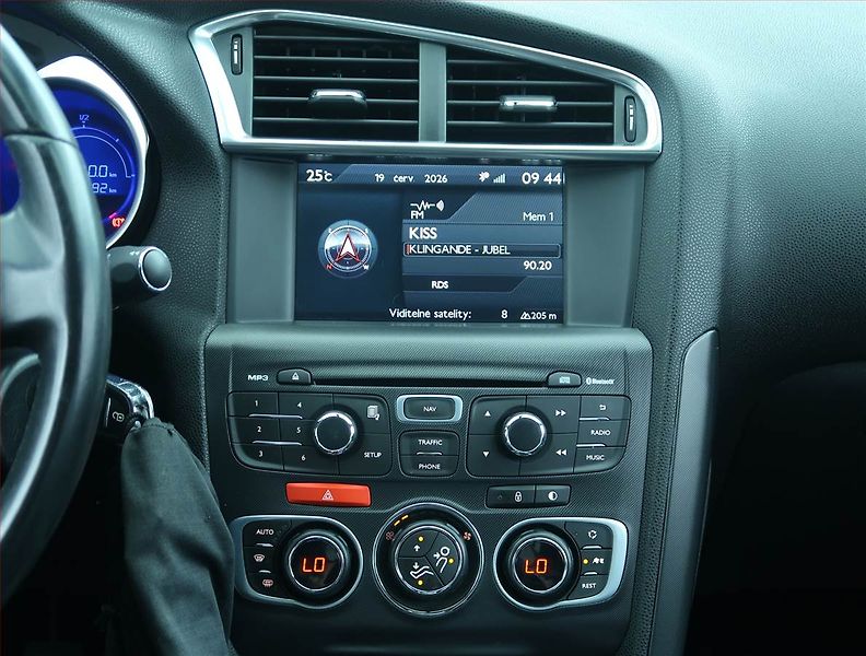 Citroën DS4 (2015) 1.6 e-HDi, Serv.kniha, Navi - fotka 12 z 18