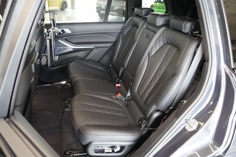 BMW X7 M50i xD, Executive Drive Pro - fotka 44 z 50