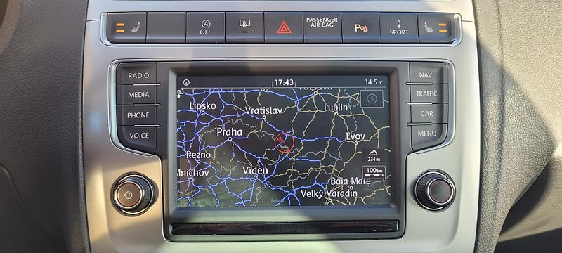 Volkswagen Polo (2016) 1,2TSi 81kW R-Line Highline - fotka 23 z 51