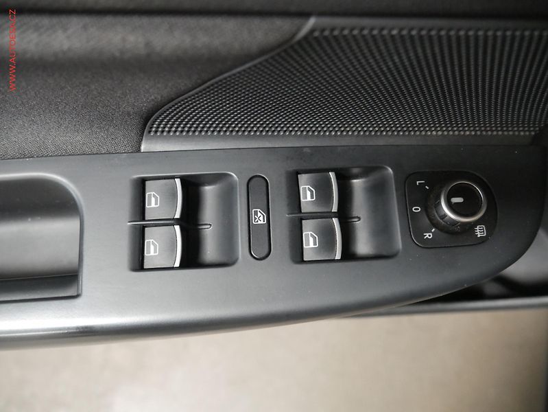 Volkswagen Golf (2012) 1.6.TDi 4x4, ČR, AC, park - fotka 20 z 21