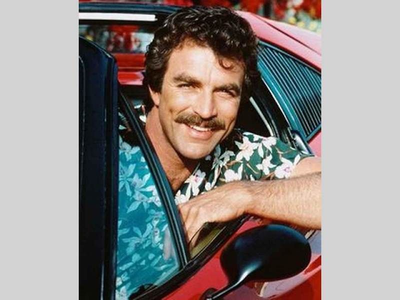 V právě znovu reprízované americkém seriálu Magnum si vedle hlavního hrdiny v podání Toma Sellecka zahrálo také červené Ferrari 308 GTS.