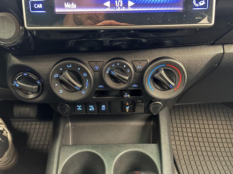 Toyota Hilux 2,4 D-4D 110kW 4x4 Aut. CZ DPH - fotka 17 z 25