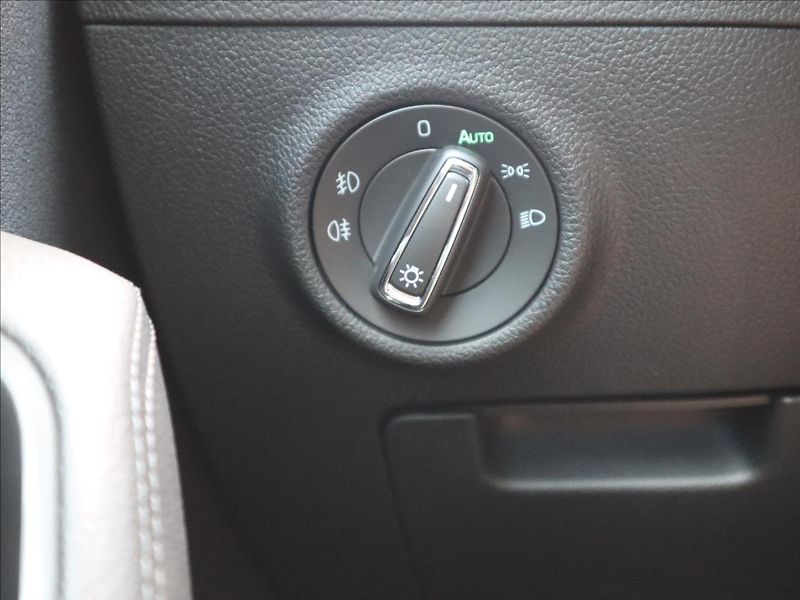 Škoda Superb 2,0 TDI DSG ACC DCC Kamera LED - fotka 12 z 58