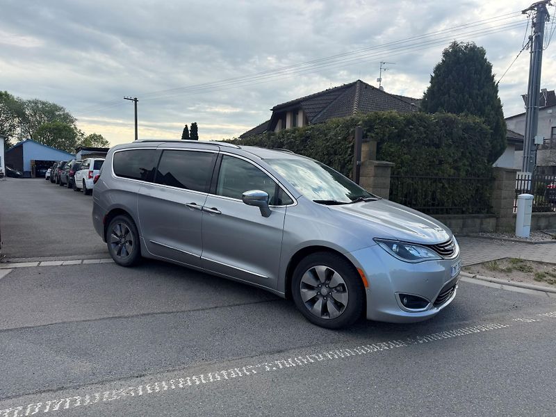 Chrysler Pacifica (2019)  3,6 Hybrid Limited 2019 - fotografie inzerátu