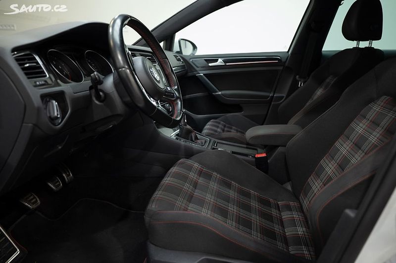Volkswagen Golf GTI Performance 2.0 169 kW - fotka 9 z 31