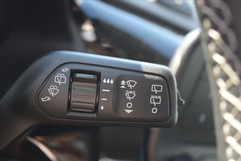 Ford Fiesta 1,0 i 73KW AUTOMAT NÍZKÉ KM - fotka 32 z 45