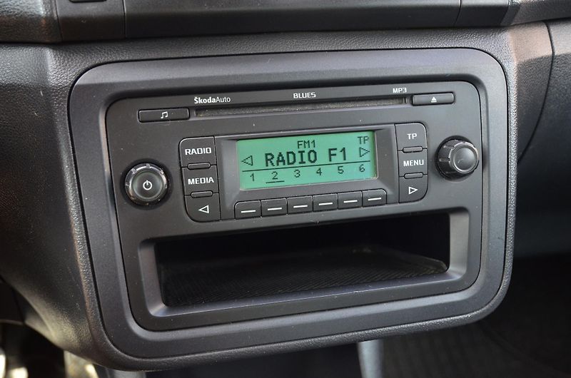 Škoda Fabia (2012) 1.2i ACTIVE / VYHŘ. SEDADLA - fotka 23 z 28