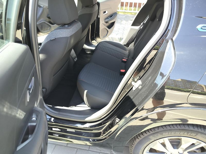 Peugeot 208 e, navigace, SOH 95% - fotka 22 z 28