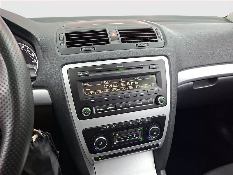 Škoda Octavia (2012) Scout 1.8 TSI, 4X4 - fotka 12 z 19