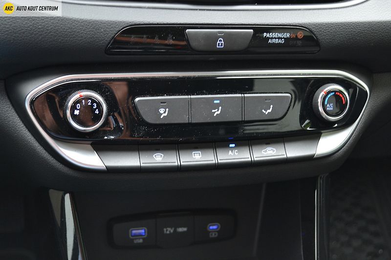 Hyundai i30 WG 1,5I MT SMART FAMILY NAVI - fotka 21 z 39