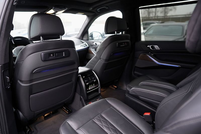 BMW X7 M50i xDrive/AT9/22/ČR/530 PS - fotka 35 z 49