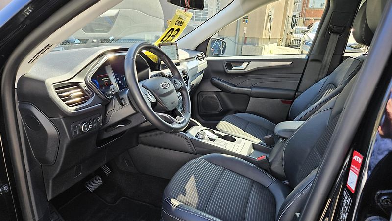 Ford Kuga (2023) 2.5i HEV 140 kW Titanium 4x4  - fotka 10 z 37