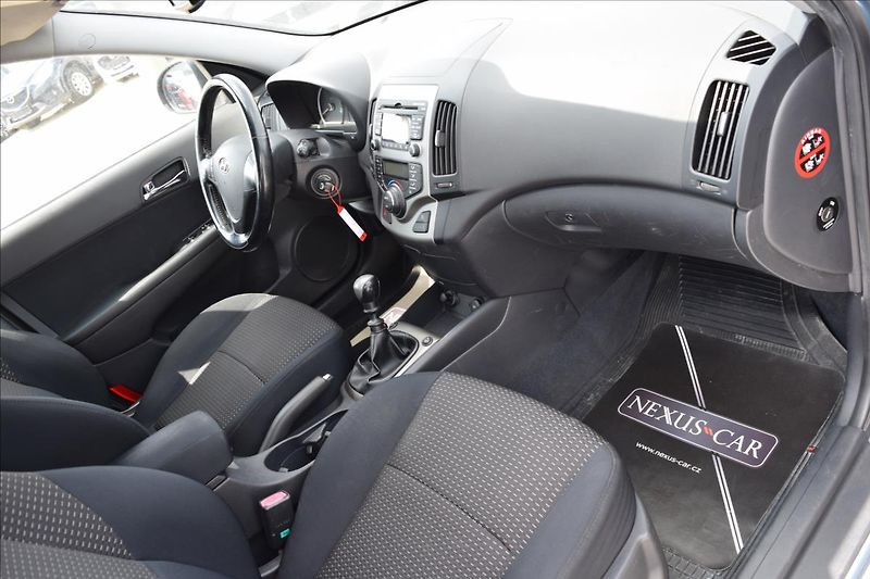 Hyundai i30 1,6 CRDi 66KW COMFORT+ 2XKOLA - fotka 20 z 42