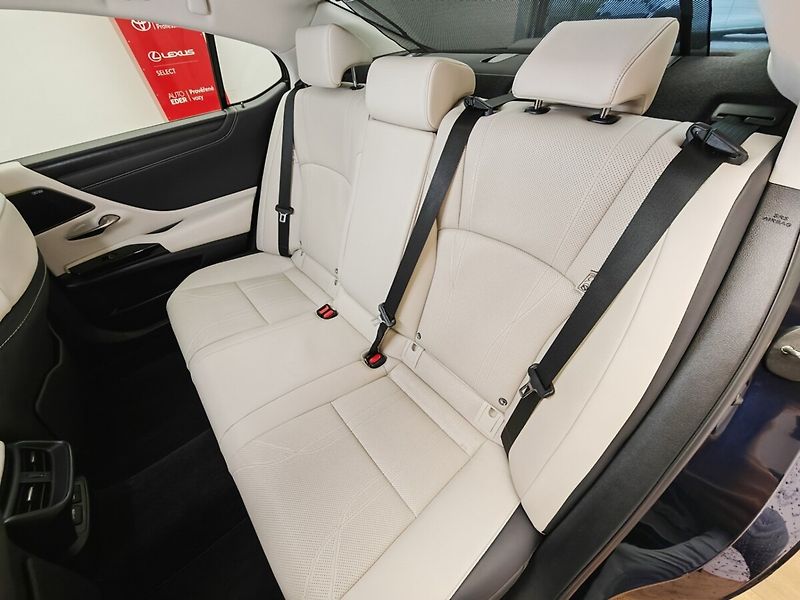 Lexus ES 300h Prestige Plus - fotka 20 z 49