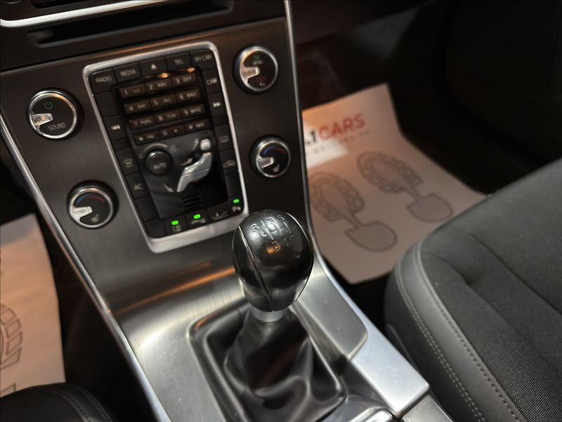 Volvo S60 1,6   T3 SUMMUM XENON BLIS - fotka 19 z 33