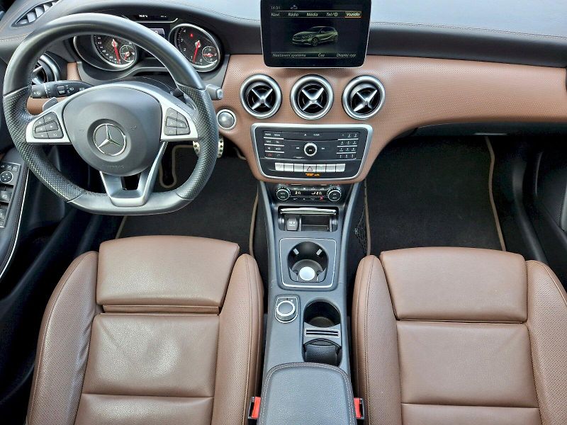 Mercedes-Benz Třídy A (2017) AMG Automat 4 Matic 2,0i 135kW - fotka 5 z 35