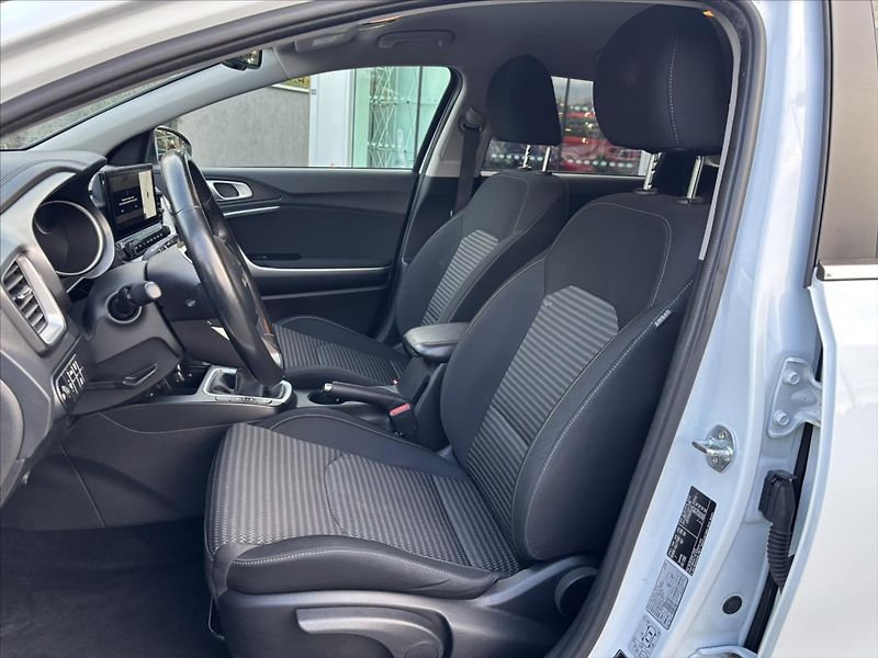 Kia Ceed 1,5 TGDi 118kW TOP ZÁRUKA NAVI - fotka 10 z 39