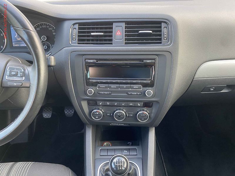 Volkswagen Jetta (2012) 1.2 TSi, Match, +kola - fotka 12 z 18