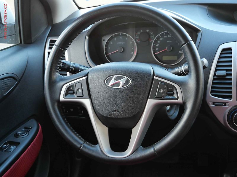 Hyundai i20 (2010) 1.6 i, 2.maj,ČR, STK9/28 - fotka 12 z 17