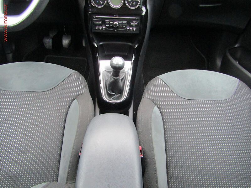 Citroën C3 (2010) 1.6VTi, AC, tempo, park.asist - fotka 12 z 20