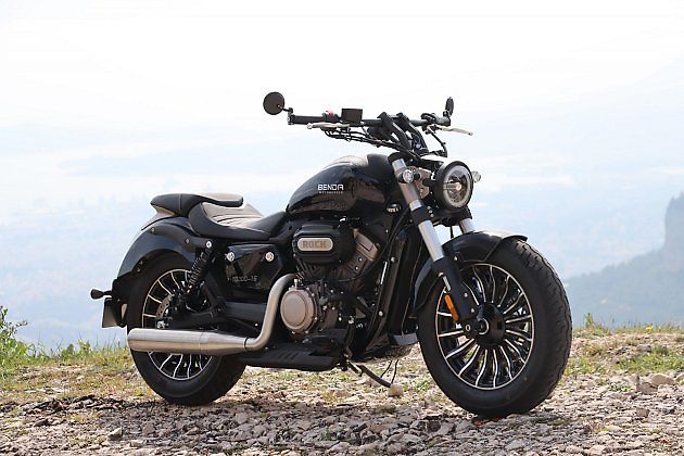 Vzduchový tlumič dokáže Bendu Rock 707 zvednout až o 3 centimetry., zdroj: Benda Motor