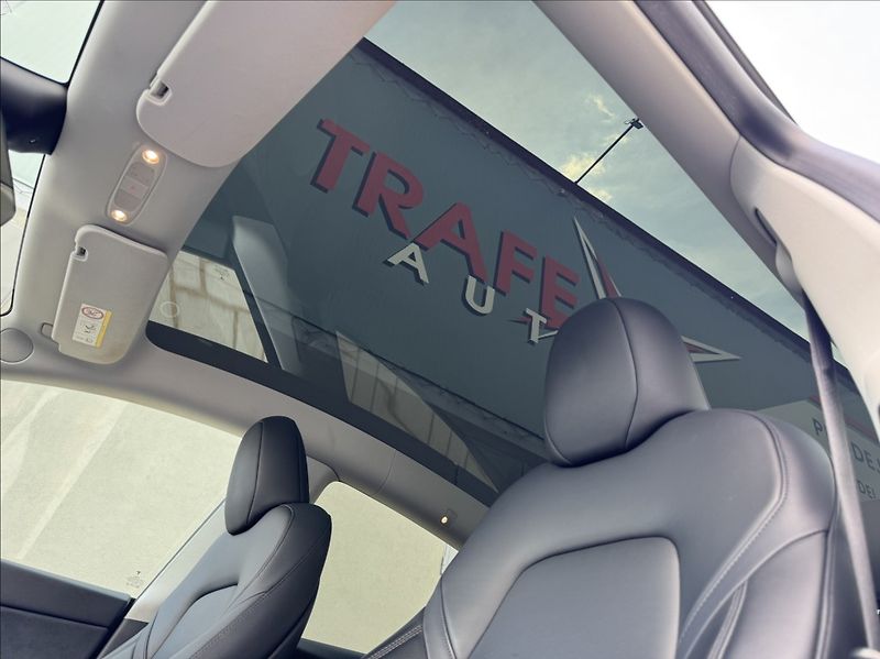 Tesla Model Y 0,0 Long Range 378kW 1.maj DPH - fotka 23 z 50