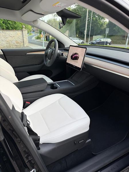 Tesla Model Y (2023) - fotka 8 z 23