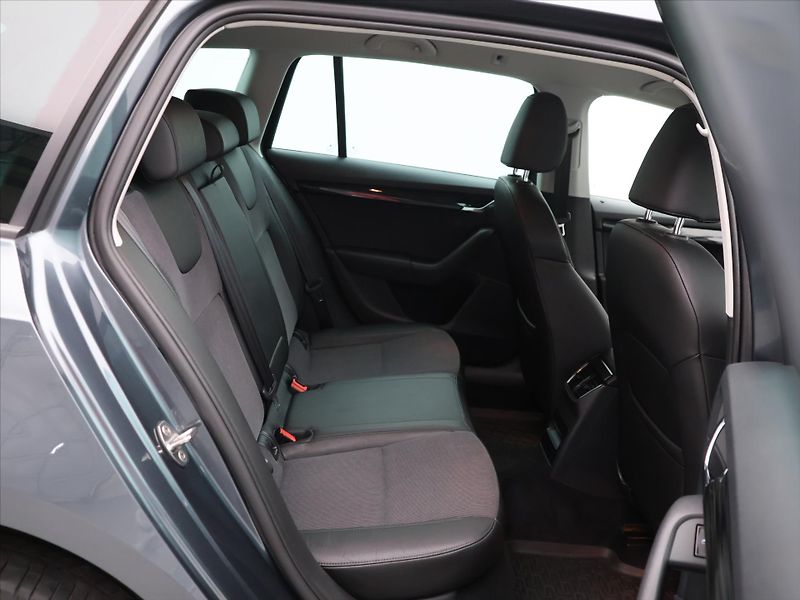 Škoda Octavia 2.0 TDI  DSG Style plus Tažné - fotka 13 z 24