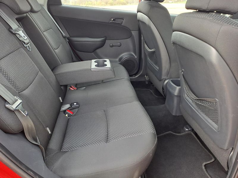Hyundai i30 (2012) 1.4i DOLOŽENÉ KM - fotka 17 z 33