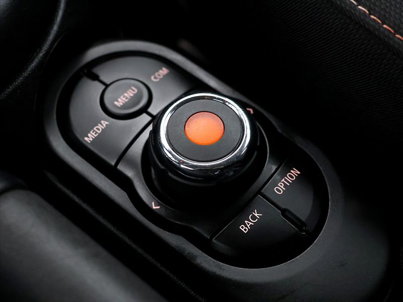 Mini Cooper 1,5 100kW CZ DPH LED - fotka 26 z 35