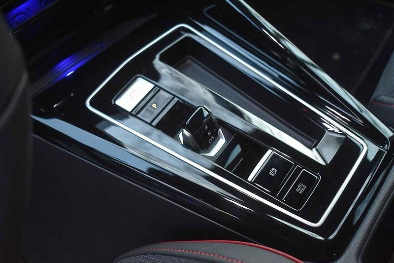 Volkswagen Golf GTI se cítí skvěle na méně frekventovaných silnicích.