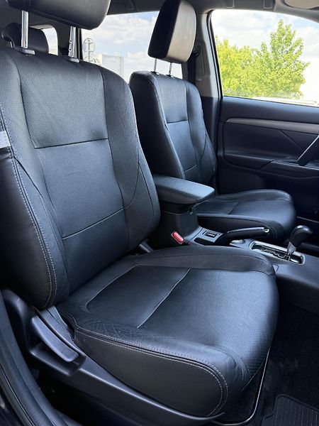Mitsubishi Outlander (2015) 2.2D 4x4, AUTOMAT, serviska - fotka 5 z 13