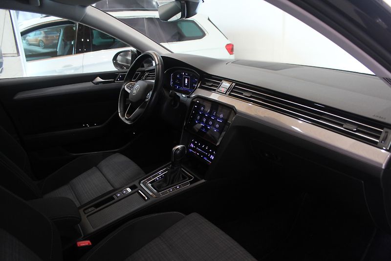 Volkswagen Passat (2022) 2.0TDI DSG Display LED TAŽNÉ - fotka 21 z 37