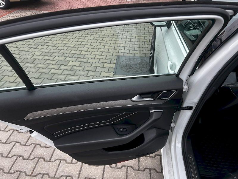 Volkswagen Passat (2024) 2.0 TDI BMT 140kW DSG R-Line - fotka 26 z 35