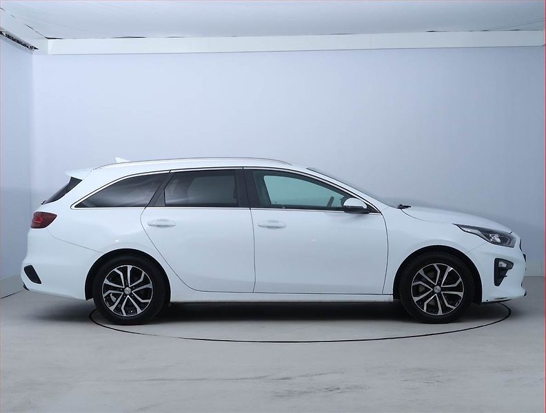 Kia Ceed (2021) Top 1.5 T-GDI, Serv.kniha - fotka 6 z 19