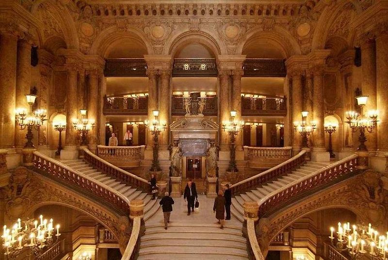 Úchvatné prostory pařížské operní budovy Palais de Garnier.