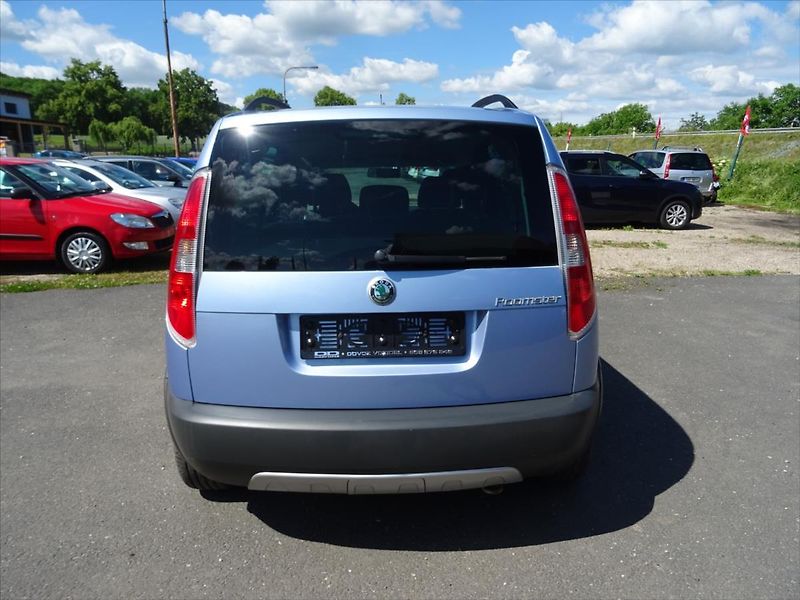 Škoda Roomster 1,6 Scout 77 kW - fotka 21 z 25