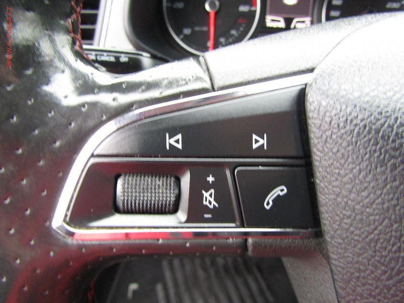 Seat Leon (2016) 2.0TDi, LED, navi - fotka 12 z 19
