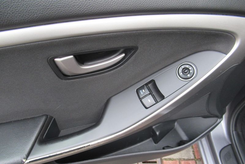 Hyundai i30 1.6 CRDi 16V  KLIMA   AUTOMAT - fotka 17 z 20