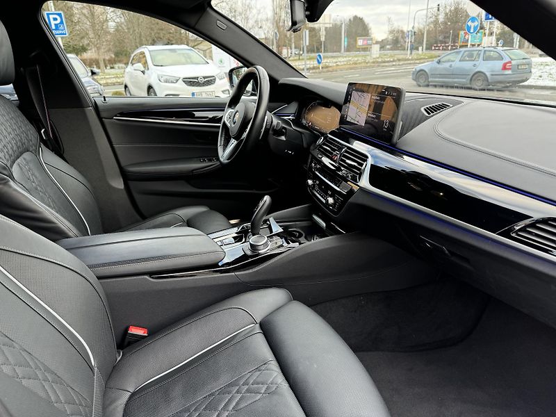 BMW Řada 5 (2022) 540d xDrive Touring - fotka 19 z 22