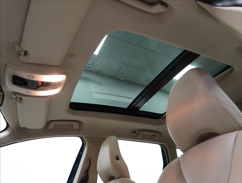 Volvo XC60 2,4 D5 AWD AUT - fotka 23 z 23