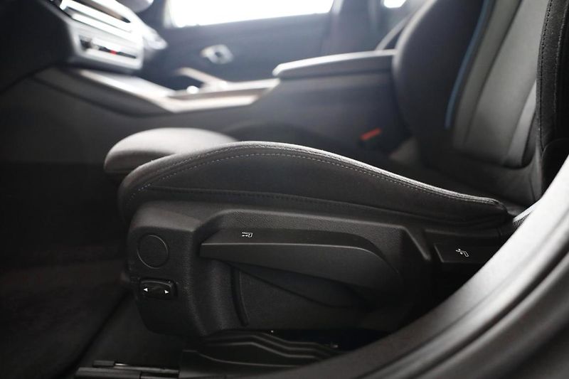 BMW Řada 3 330i xDrive Touring - fotka 19 z 21