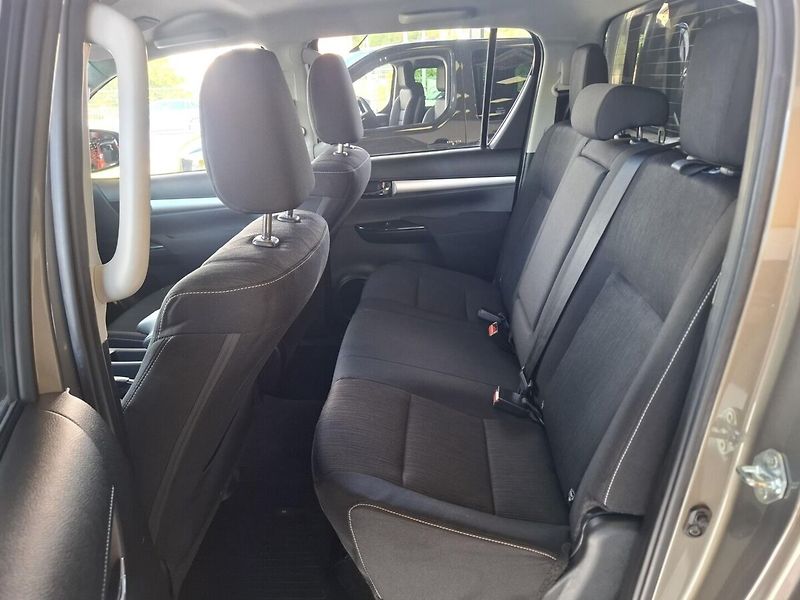 Toyota Hilux 2.8D-4D 150KW EXecutive AT 202 - fotka 6 z 14