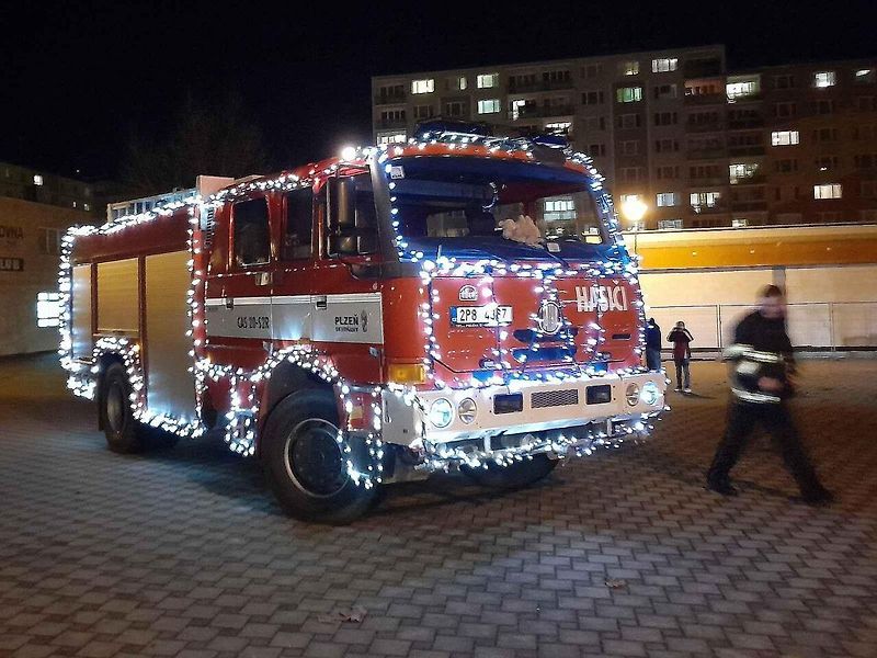 V ulicích Plzně je v těchto dnech k vidění vánočně vyzdobená Tatra 815 skvrňanských hasičů.