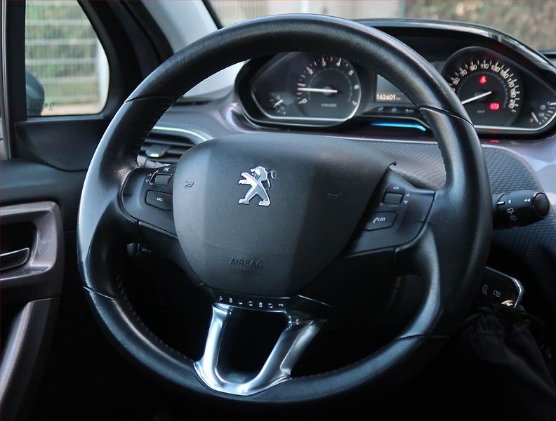 Peugeot 2008 (2014) 1.2 PureTech, Tempomat - fotka 15 z 16