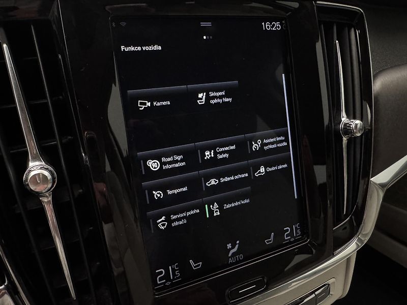 Volvo V90 CC D4 AWD MOMENTUM AUT - fotka 32 z 46