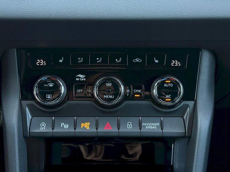 Škoda Karoq (2025) 2.0 TSi 140 Kw DSG 4x4 SportLi - fotka 17 z 30